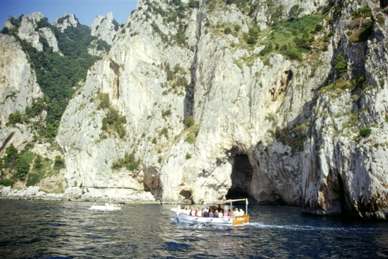 Privatboot ab Sirmione / Blick auf Grotte di Catullo / Garda Insel Rundfahrt – ohne Stop und zurück (Dauer 1 Std.)